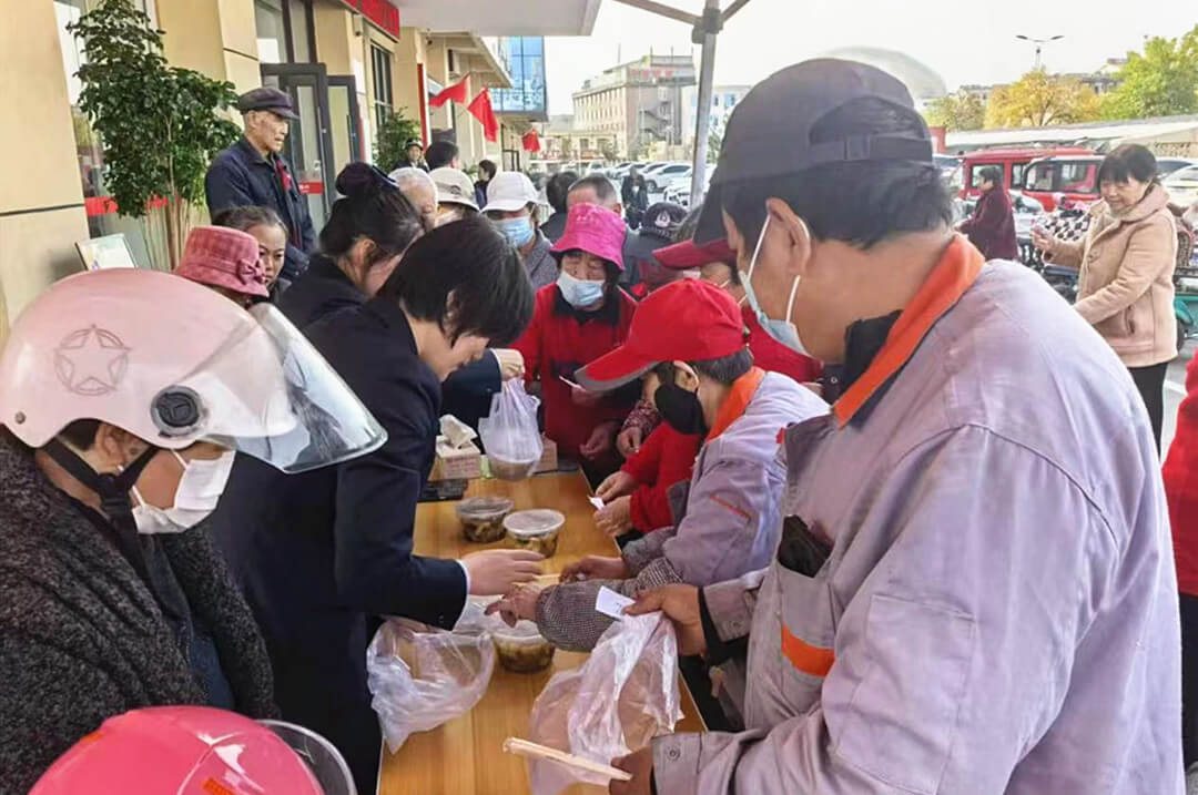 临商银行万泉支行举办重阳节公益活动